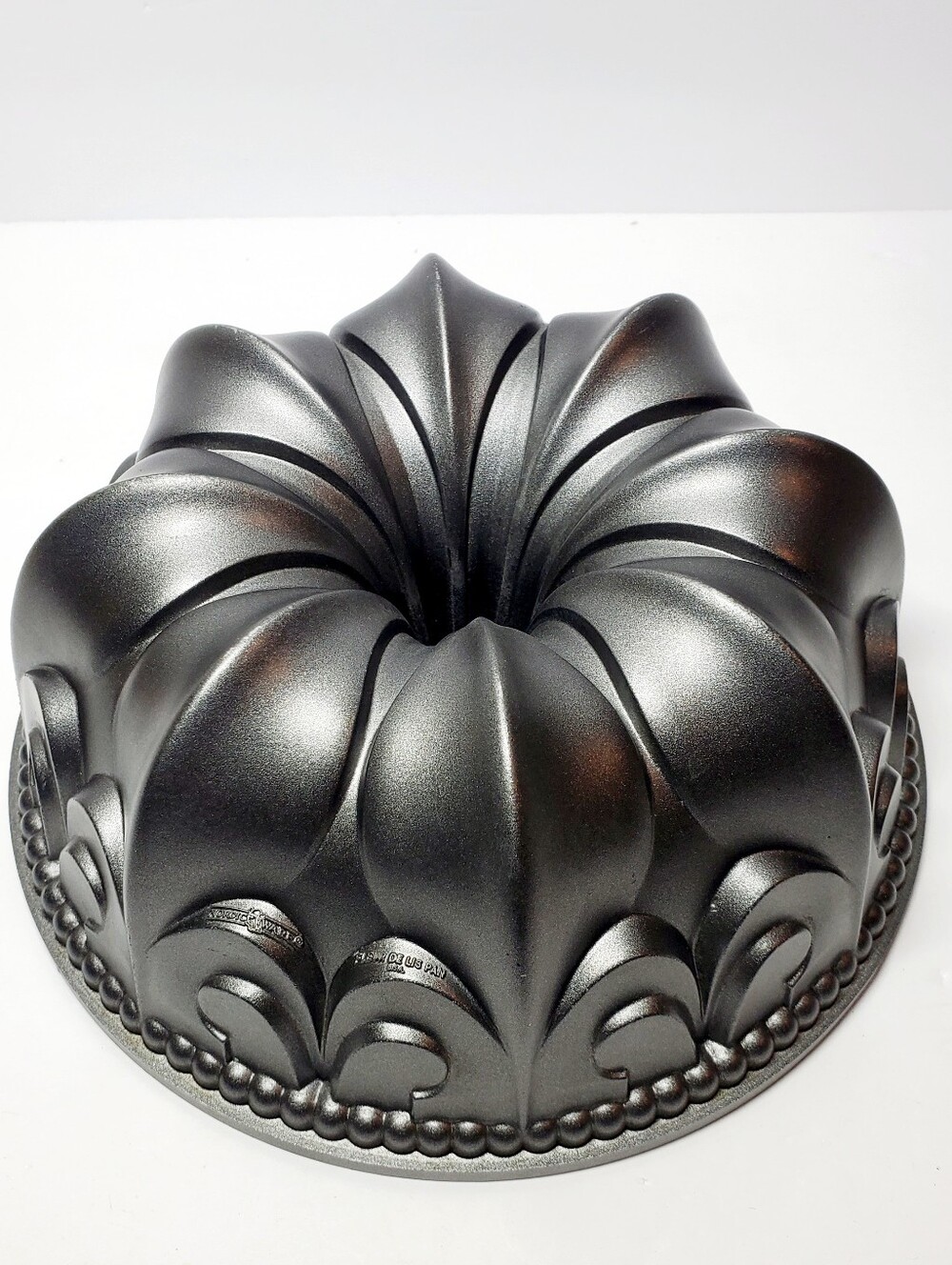 Nordic Ware Fleur de Lis Bundt Cake Pan 10 Cup Cast Aluminum Non-Stick Gray USA